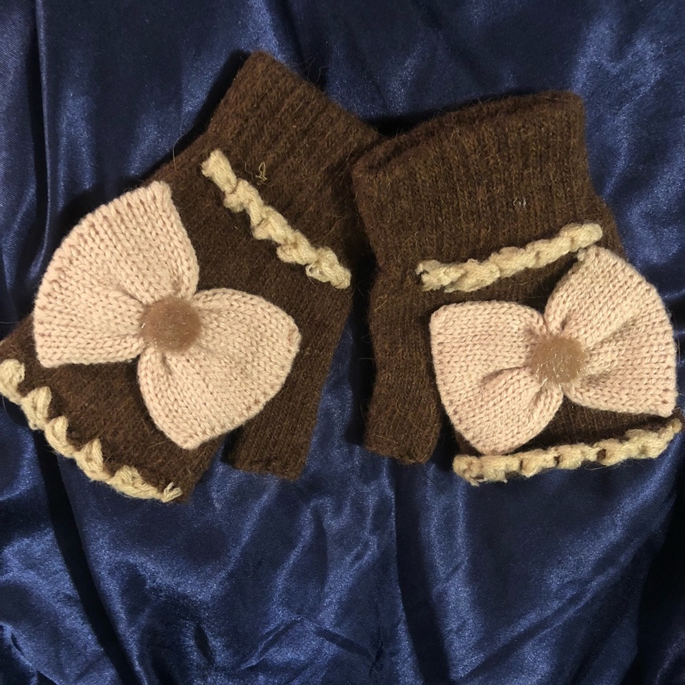 BNWOT fingerless hand warmers with bow